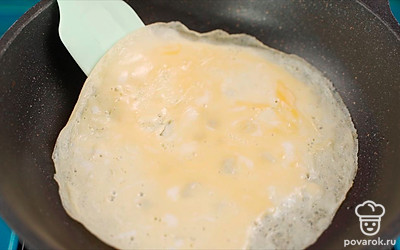 Куриные яйца смешайте с солью, не взбивая. На хорошо разогретой антипригарной сковороде (по желанию можно смазать ее маслом) испеките 3 тонких яичных блинчика диаметром около 15 см. Остудите и нарежьте блинчики тонкой соломкой. 