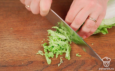 Тонкой соломкой нашинкуйте листья пекинской капусты, небольшими брусочками нарежьте свежий огурец — сочную сердцевину с семенами лучше не использовать, чтобы не было слишком много влаги. 