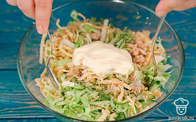 Соедините в салатнике все компоненты: горбушу, яичные блинчики, пекинскую капусту и огурец, заправьте салат домашним майонезом. 