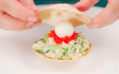 Для сервировки салата выложите на блюдо заготовки из лаваша, каждую наполните салатом, в центр выложите немного красной икры (~2/3 чайной ложки) и вареное перепелиное яйцо. 