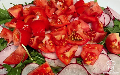 Редис натираем тонкими ломтиками на корейской терке. Помидоры нарезаем на небольшие кусочки. Все выкладываем на руколу.