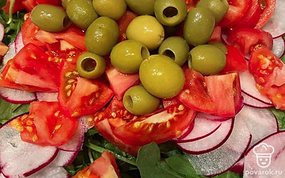 Сверху добавляем оливки.