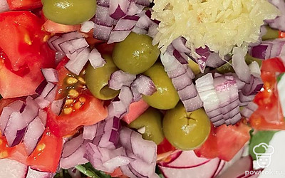 Мелко режем лук и натираем чеснок, выкладываем в салат. Заправляем соевым соусом и перемешиваем.