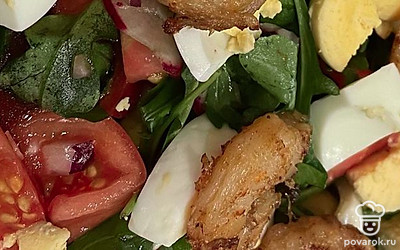 Отваренные яйца режем кубиками и укладываем поверх салата. Обжаренные и очищенные креветки раскладываем в самом конце, перед подачей на стол.