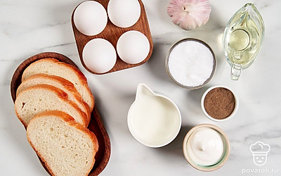 Вымойте куриные яйца и просушите. Промойте чеснок и очистите его от шелухи. 