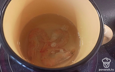 Креветки отвариваем в течение 1 минуты. 