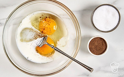 Разбейте оставшиеся 2 яйца в миску. Влейте к ним молоко. Посыпьте солью и перцем по вкусу. Взболтайте смесь вилкой до однородности. 