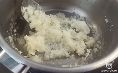 Рис отвариваем в подсоленной воде в течение 15 минут. 