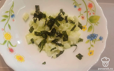 Огурец чистим и нарезаем кубиками. Мелко нарезаем морскую капусту. 