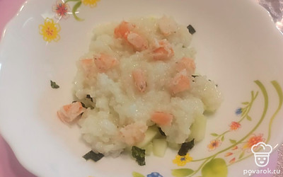 Затем в салатник добавляем рис и нарезанные креветки. 