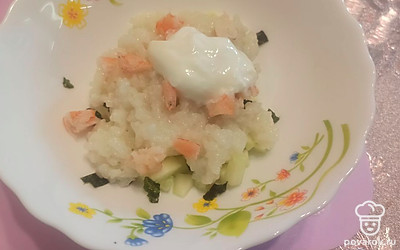 Далее добавляем соль и сметану, все перемешиваем. 