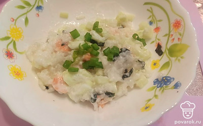 Украшаем салат свежим зеленым луком. 