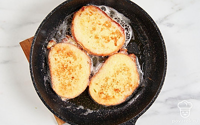 Разогрейте масло в сковороде. Каждый ломтик хлеба окуните в яично-молочную смесь. Выложите их в сковородку и обжарьте с обеих сторон до золотистости. 