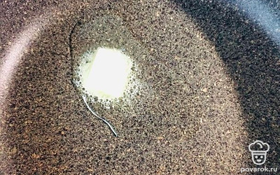 На сковороде разогрейте растительное и сливочное масло, до растворения.