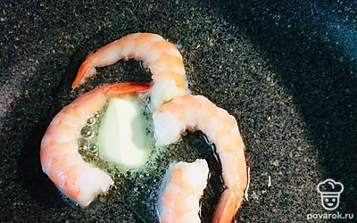 Обжарьте в масле креветки с двух сторон, по одной минуте, до приятного румяного цвета. Выложите креветки поверх салата.