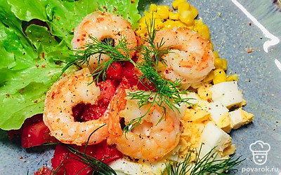 Подавайте салат с любимым соусом и зеленью.