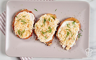 Украсьте гренки свежим укропом или любой другой зеленью на ваш выбор. 