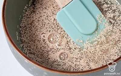 Залейте ингредиенты теплой водой. Снова хорошо перемешайте. Оставьте опару на 5-10 минут, чтобы дрожжи подействовали.