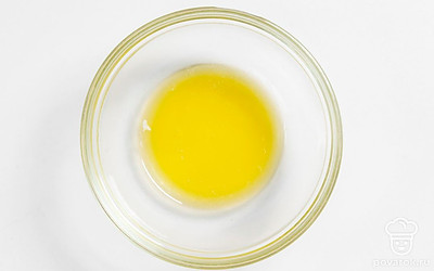 Растопите сливочное масло в микроволновке или любым другим удобным способом. 