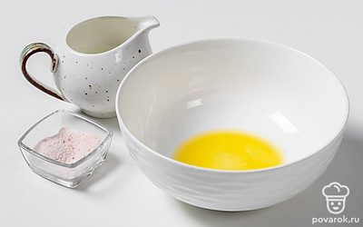 Смешайте растопленное масло, молоко и соль в глубокой миске. 