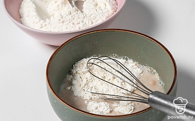 Всыпьте просеянную муку в опару, замесите однородное тесто. 