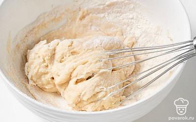 Влейте в тесто смесь молока и масла. Снова хорошо перемешайте массу.