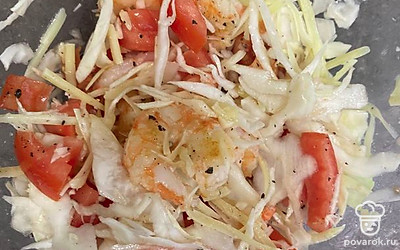 Салат с белокочанной капустой и креветками — Рецепт с фото