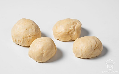 Разделите тесто на несколько одинаковых частей.