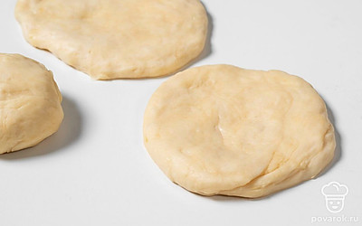 Разомните каждую часть теста в небольшую круглую лепешку. 