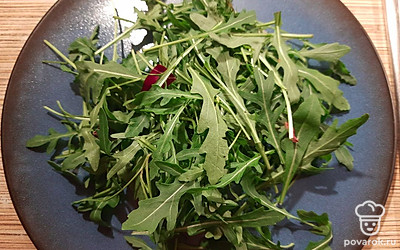 Руколу разделить на порции.