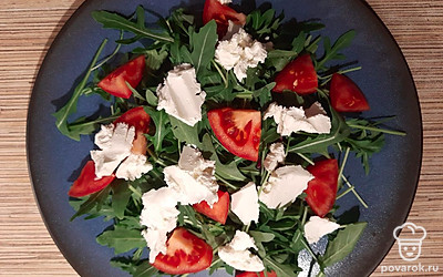 Помидоры порезать крупными кусочками и выложить на салат. Добавить сыр.