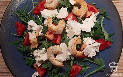 Готовые креветки переложить в салат, полить соусом терияки.