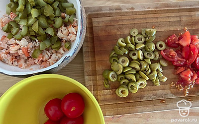 Корнишоны нарезать полукольцами, листья салата разорвать руками на кусочки, помидоры нарезать дольками. Креветки, если маленькие, оставить так, как есть, если королевские, разрезать на три части. Перемешать салат и заправить оливковым маслом. Салат готов. Приятного аппетита!