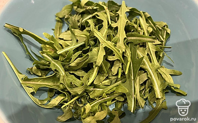 Вымойте и высушите руколу.