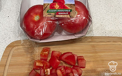 Нарежьте помидоры кубиками.