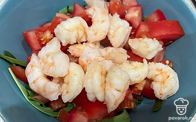 Отварите креветки в подсоленной воде в течении одной минуты после закипания воды. Сваренные креветки нарежьте на половинки и добавьте в салат.