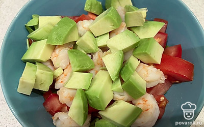 Авокадо также нарежьте кубиками, сбрызните лимонным соком и оливковым маслом, посолите по вкусу.