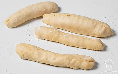 Защипните края теста друг с другом, чтобы получилась колбаска. Слегка раскатайте ее на столе, чтобы выровнять. Повторите эти действия со всем тестом.