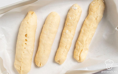 Выложите заготовки из теста на противень.