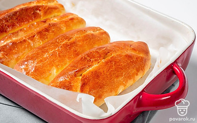 Уберите противень в разогретую духовку примерно на 25 минут. После этого достаньте булочки и остудите их при комнатной температуре.