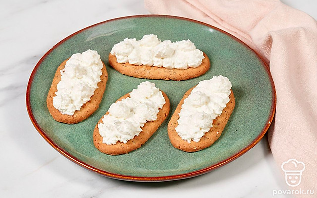 Творожная закуска на печенье — Рецепт с фото