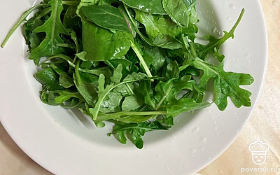 Промываем все овощи и чистим креветки.