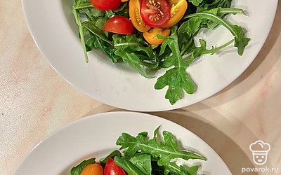 Раскладываем по тарелкам зелень.