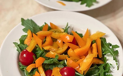 Режем и добавляем болгарский перец.