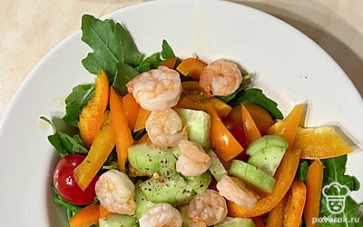 Добавим два вида черри. Солим и перчим по вкусу, добавляем лимонный сок и растительное масло. Сверху выкладываем креветки. Готово!