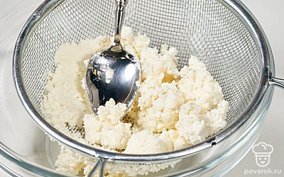 Протрите творог через сито. Благодаря этому он станет более воздушным.