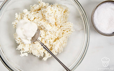 Добавьте к творогу сметану и немного соли. Тщательно перемешайте.