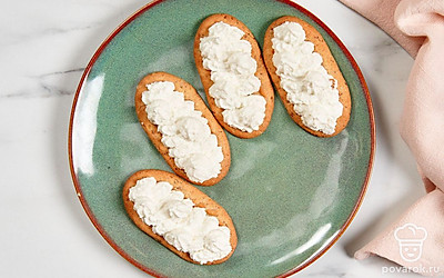 Выложите творожную закуску на тарелку и подавайте к столу.