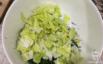 Отварить креветки, почистить. В миску нарезать свежие овощи и салат айсберг.
