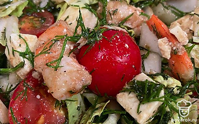 Добавить креветки, перемешать, налить соус и уксус, лимонный сок по желанию. Добавить приправы, соль, перец.